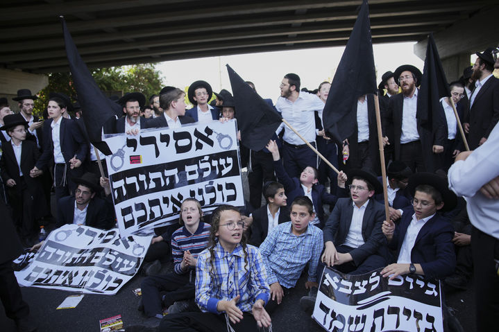 [브네이 브라크=AP/뉴시스] 이스라엘 초정통파 유대인 약 20만명이 30일(현지 시간) 예루살렘에서 징집 반대 시위를 벌였다. 사진은 지난 8월19일 이스라엘 텔아비브 동부 초정통파 유대인 거주지인 브네이 브라크에서 초정통파 유대인들이 고속도로를 막은 채 군 징집 반대 시위를 벌이는 모습. 2025.10.31.