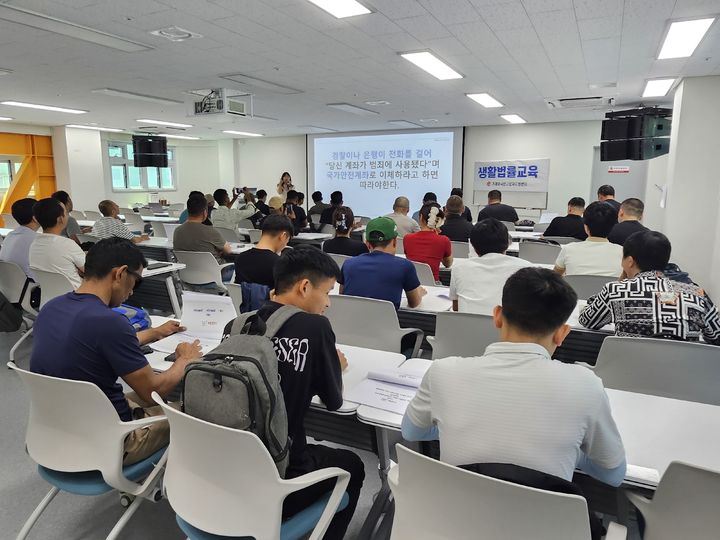 [통영=뉴시스][거제=뉴시스] 신정철 기자= 거제외국인근로자지원센터는 BNK경남은행과 함께 외국인근로자 30여 명을 대상으로 금융교육을 실시했다고 18일 밝혔다.사진은 지난 17일 거제시 거주 외국인을 위해 실시된 은행 계좌 개설 및 관리 등의 교육 모습.(사진=거제시 제공).2025.08.18. photo@newsis.com. *재판매 및 DB 금지