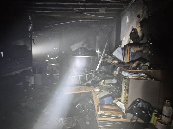 [공주=뉴시스] 지난 18일 오후 6시41분께 충남 공주시 금흥동의 한 광고 기획사 건물에서 불이 나 28분만에 진화된 후 소방대원들이 해당 건물 내부를 조사하고 있다. (사진=공주소방서 제공) 2025.08.19. photo@newsis.com *재판매 및 DB 금지