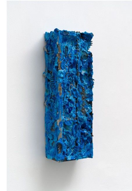 곽인탄_푸른 살, 2024, 레진, 석고, 수성 퍼티, 철, 스텐, 각종 잔여물, 67×25×15 cm *재판매 및 DB 금지