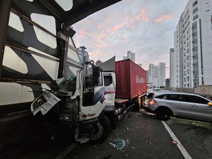 [부산=뉴시스] 19일 오전 5시22분께 부산 동서고가도로 황령방음터널 입구(시외방면)를 지나던 스포츠유틸리티차량(SUV)이 급정거하자 뒤따르던 트레일러 차량이 SUV를 추돌한 뒤 방음벽을 잇따라 들이받았다. 이어 또다른 트레일러 차량이 사고로 멈춰선 트레일러 차량을 추돌했다. (사진=부산경찰청 제공) 2025.08.19. photo@newsis.com *재판매 및 DB 금지