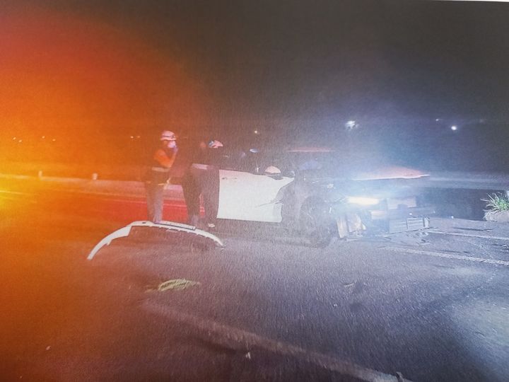 [태안=뉴시스] 19일 새벽 충남 태안에서 20대 여성 음주운전자가 몬 차량이 중앙분리대를 들이받아 현장에 출동한 구급대가 인명구조에 나서고 있다. (사진=태안경찰서 제공) 2025.08.19. photo@newsis.com *재판매 및 DB 금지