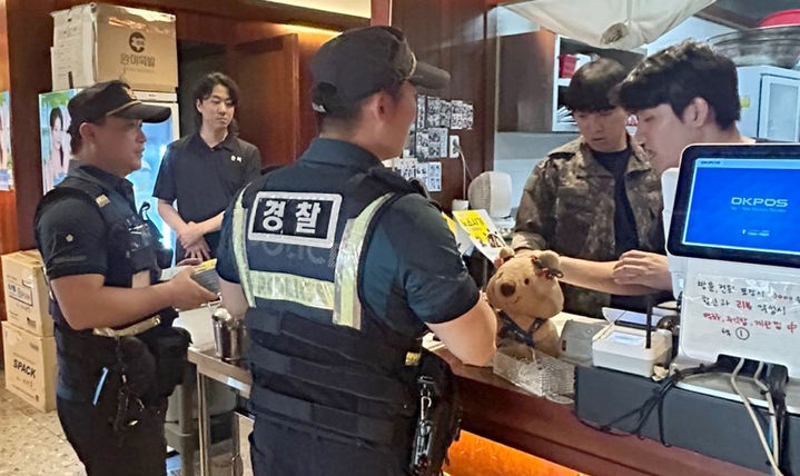 [광주=뉴시스] 18일 광주남부경찰서 효덕지구대 소속 경찰들이 지역 음식점에서 노쇼 사기 예방활동을 벌이고 있다. (사진=남부서 제공) 2025.08.19. photo@newsis.com *재판매 및 DB 금지