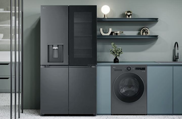 [서울=뉴시스]LG전자가 내달 5일 獨 베를린에서 개막하는 IFA 2025에서 유럽 최고 수준의 에너지 효율과 유럽 고객 맞춤 편의성을 갖춘 가전 신제품을 선보인다. LG전자 프렌치도어 냉장고와 일체형 세탁건조기 '히트펌프 워시콤보' 신제품이 집 안 공간에 조화롭게 배치된 모습. (사진=LG전자 제공) photo@newsis.com *재판매 및 DB 금지
