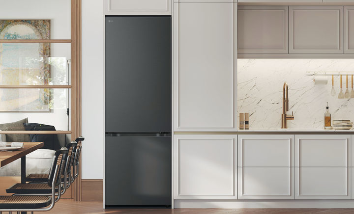 [서울=뉴시스]LG전자가 내달 5일 獨 베를린에서 개막하는 IFA 2025에서 유럽 최고 수준의 에너지 효율과 유럽 고객 맞춤 편의성을 갖춘 가전 신제품을 선보인다. LG전자 바텀 프리저 냉장고 신제품이 집 안 공간에 조화롭게 배치된 모습.( 사진=LG전자 제공)photo@newsis.com *재판매 및 DB 금지