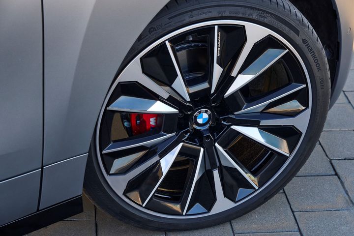 [서울=뉴시스] 한국타이어가 BMW 전기 플래그십 스포츠실용차(SUV) 'iX'에 신차용 타이어를 공급한다고 19일 밝혔다. (사진=한국타이어앤테크놀로지 제공) photo@newsis.com *재판매 및 DB 금지