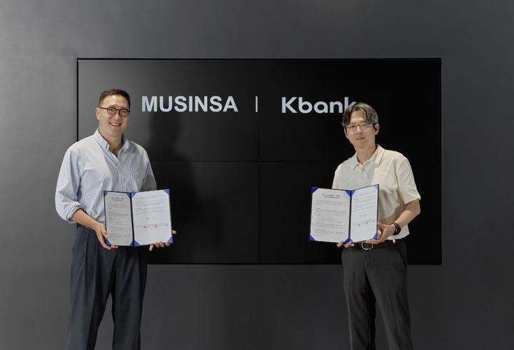 [서울=뉴시스] 최영준 무신사페이먼츠 대표(왼쪽)와 강병주 케이뱅크 사업본부장이 MOU 체결 직후 기념사진을 촬영하는 모습(사진=무신사 제공) *재판매 및 DB 금지