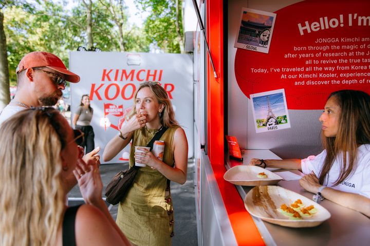 [서울=뉴시스] 지난 15~16일 '올 포인츠 이스트' 행사에 마련된 종가 부스 '테이스팅존'에서 김치 요리를 맛보는 방문객 모습.(사진=대상 제공) *재판매 및 DB 금지