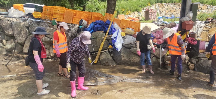 [진주=뉴시스]우렁각시재가복지센터, 산청 수해지역 봉사활동.(사진=센터 제공).2025.08.19.photo@newsis.com *재판매 및 DB 금지