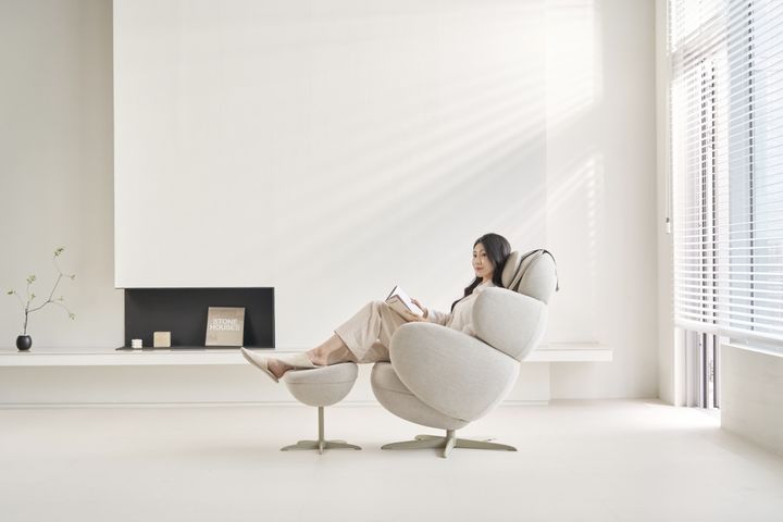 [서울=뉴시스] 코지마는 오는 25일 리클라이너 마사지 소파 ‘문체어(MOON CHAIR)’를 출시한다고 19일 밝혔다. (사진=코지마 제공) 2025.08.19. photo@newsis.com *재판매 및 DB 금지