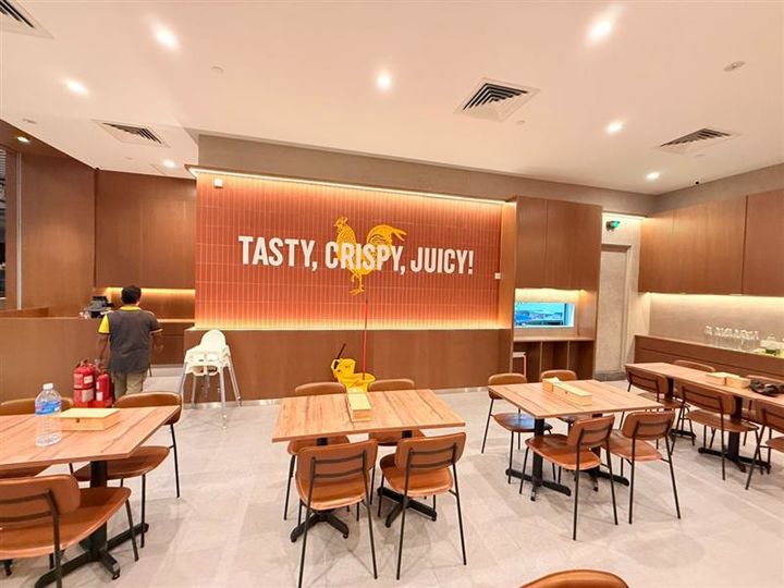 [서울=뉴시스] bhc가 말레이시아 쿠알라룸푸르에 오픈한 10호 매장 '파빌리온점' 모습.(사진=다이닝브랜즈그룹 제공) *재판매 및 DB 금지