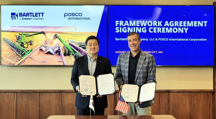 [서울=뉴시스] 이계인 포스코인터내셔널 사장(왼쪽), 조 그리피스 바틀렛 사장이 18일(현지시간) 미국에서 업무협약을 체결하는 모습. (사진=포스코인터내셔널) 2025.08.19 photo@newsis.com *재판매 및 DB 금지 *재판매 및 DB 금지&nbsp; *재판매 및 DB 금지