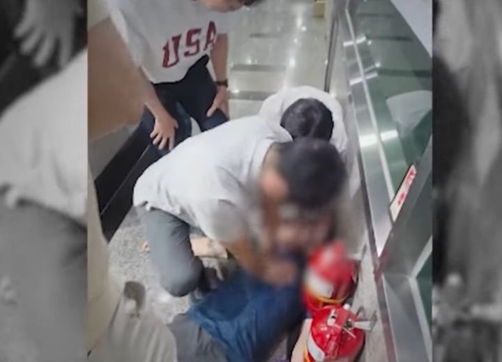 [서울=뉴시스] 중앙경찰학교 282기 동기들이 쓰러진 시민을 위해 심폐소생술과 기도 확보를 하는 모습. (사진=유튜브 채널 '서울경찰' 캡처). 2025.08.19 *재판매 및 DB 금지