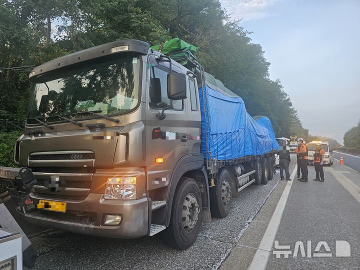 [남해=뉴시스] 19일 오전 5시40분께 경남 하동군 진교면 남해고속도로 부산방면에서 교통사고가 발생해 40대가 숨졌다. 현장 모습. 2025.08.19. (사진=독자 제공) photo@newsis.com