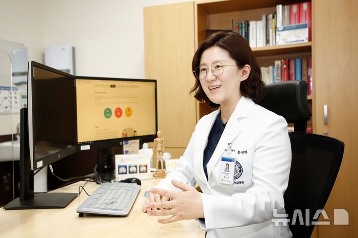 [서울=뉴시스] 홍민하 강동경희대학교병원 정신건강의학과 교수 진료 사진. (사진= 강동경희대학교병원 제공)