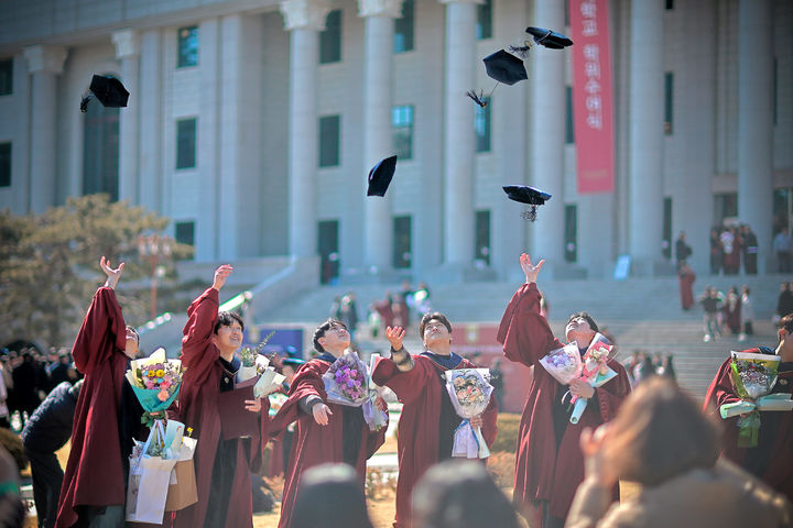[서울=뉴시스] 경희대 학위수여식에서 졸업생들이 학사모를 던지며 졸업을 기념하고 있다. (사진=경희대 제공) 2025.08.19. photo@newsis.com *재판매 및 DB 금지