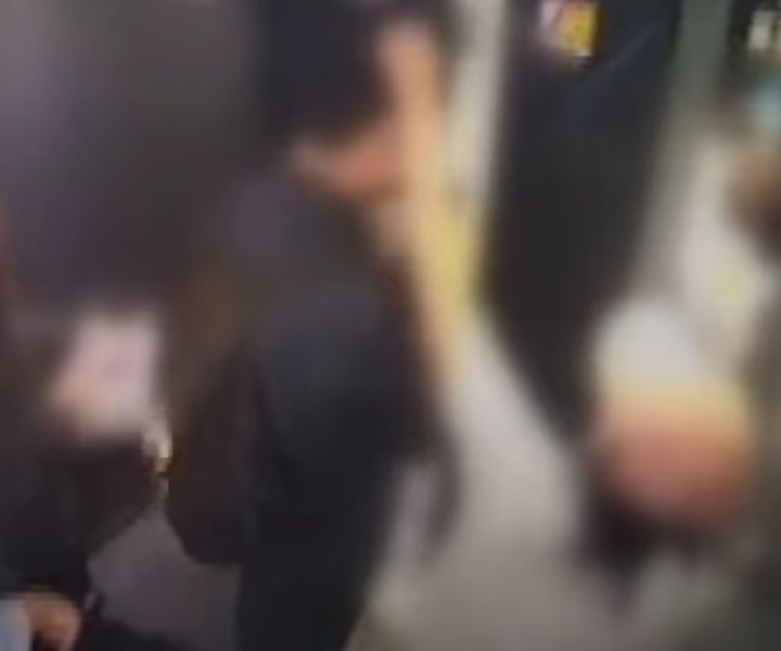 [뉴시스] 서울 강남 서초구의 한 학원가 건물 승강기에서 남성들이 일면식 없는 여성에게 머리채를 잡히는 사건이 벌어졌다. (사진 = 'JTBC News' 유튜브 캡처) 2025.08.19. *재판매 및 DB 금지