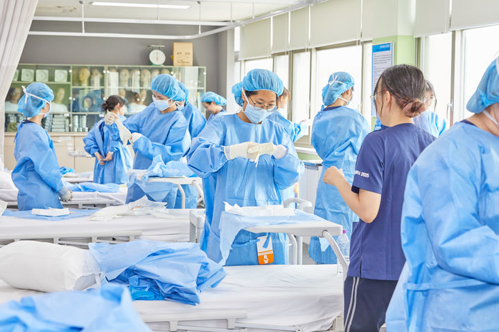 [인천=뉴시스] 2025년 비룡 나래 배움터에 참가한 학생들이 프로그램을 체험하고 있다. (사진=인하대 제공) 2025.08.19. photo@newsis.com *재판매 및 DB 금지