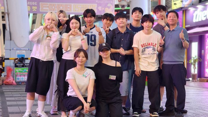 [대전=뉴시스] '2025 대전 0시축제'에서 플리마켓을 운영한 대전대 학생들 기념촬영. (사진=대전대 제공). 2025.08.19. photo@newsis.com *재판매 및 DB 금지