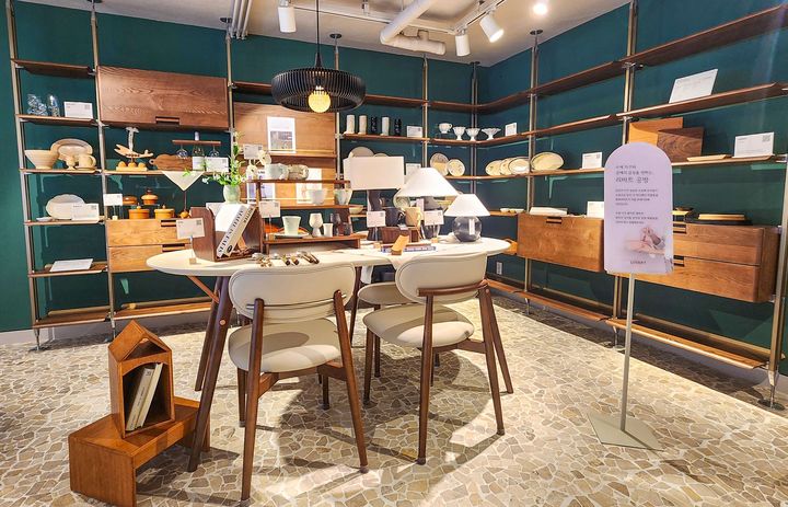 [서울=뉴시스]리바트 토탈 강남 '리바트 공방' 존 전경.(사진=현대리바트 제공) 2025.08.19. photo@newsis.com *재판매 및 DB 금지