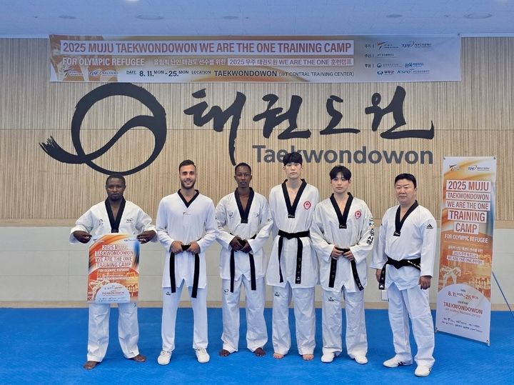 [서울=뉴시스] '무주 태권도원 We Are The One 훈련캠프'에 참가 중인 난민 태권도 선수단. (사진 = 태권도진흥재단 제공) *재판매 및 DB 금지