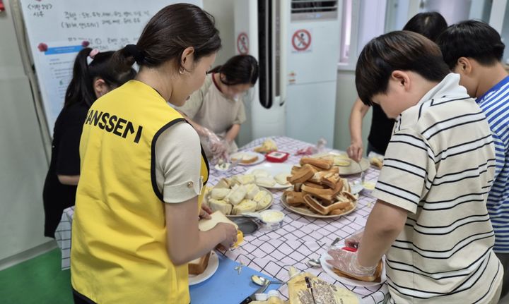 [서울=뉴시스]한샘, 시흥 아동센터 주방 리모델링 봉사.(사진=한샘 제공) 2025.08.19. photo@newsis.com *재판매 및 DB 금지