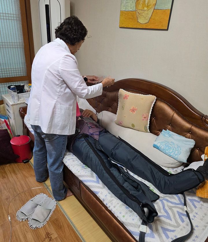 [밀양=뉴시스] 중증장애인 맞춤형 방문 재활서비스를 하고 있다. (사진=밀양시 제공) 2025.08.19. photo@newsis.com *재판매 및 DB 금지