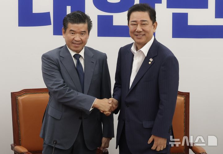 [서울=뉴시스] 조성봉 기자 = 김병기 더불어민주당 원내대표가 19일 서울 여의도 국회에서 제임스 김 주한미국상공회의소(AMCHAM) 회장과 면담을 하기 전 악수하고 있다. 2025.08.19. suncho21@newsis.com