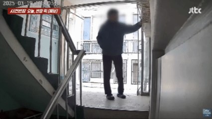 [뉴시스] 집 우편함에 전단지와 쓰레기를 상습적으로 버리는 이웃 때문에 스트레스를 받는다는 남성의 사연이 전해졌다. (사진=JTBC 사건반장 갈무리) 2025.08.19 *재판매 및 DB 금지