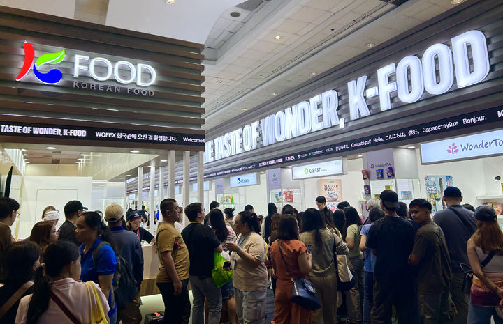 필리핀 마닐라에서 열린 '2025 마닐라 국제식품박람회'(World Food Expo) 장에 들어선 한국관에 K-푸드에 관심이 많은 현지인들이 대거 몰리고 있다. (사진=aT 제공) photo@newsis.com *재판매 및 DB 금지