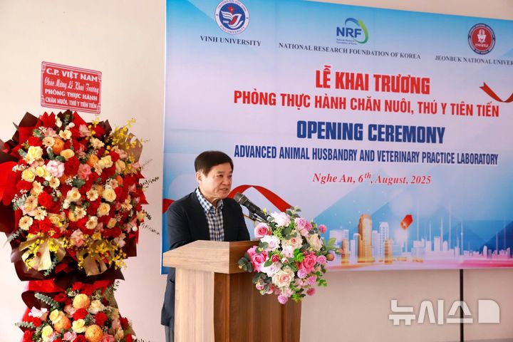 [전주=뉴시스]윤난슬 기자 = 전북대학교는 한국연구재단 국제협력선도대학 육성지원사업의 일환으로 베트남 빈(Vinh)대학에 첨단 축산·수의학 실습실을 개소했다고 19일 밝혔다. 사진은 축사하는 김남수 단장 모습.(사진=전북대 제공) photo@newsis.com 