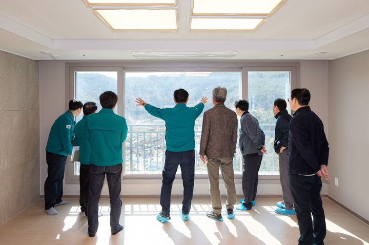 [통영=뉴시스] 신정철 기자= 통영시는 19일, 천영기 통영시장은 건축분야 전문성을 발휘 시설공사 현장 점검 등 적극행정 실천으로 시민 안전을 강화하고 주민 불편을 최소화하고 있다고 밝혔다. 사진은 천 시장의 광도면 '통영힐스테이트' 준공현장 점검 모습.(사진=통영시 제공).2025.08.19. photo@newsis.com *재판매 및 DB 금지