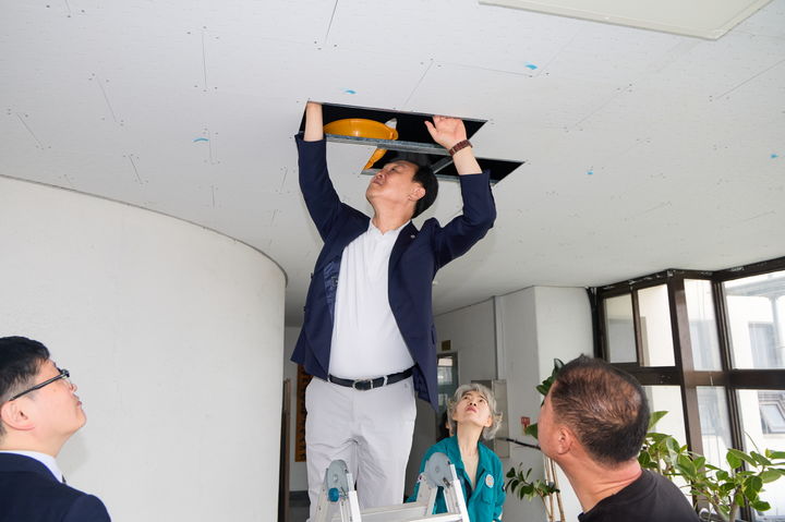 [통영=뉴시스] 신정철 기자= 천영기 통영시장은 건축분야 전문성을 발휘, 시설공사 현장 점검 등 적극행정 실천으로 시민 안전을 강화하고 주민 불편을 최소화하고 있다. 사진은 19일 천 시장의 시 체육회 건물 누수현장 점검 모습.(사진=통영시 제공).2025.08.19. photo@newsis.com *재판매 및 DB 금지