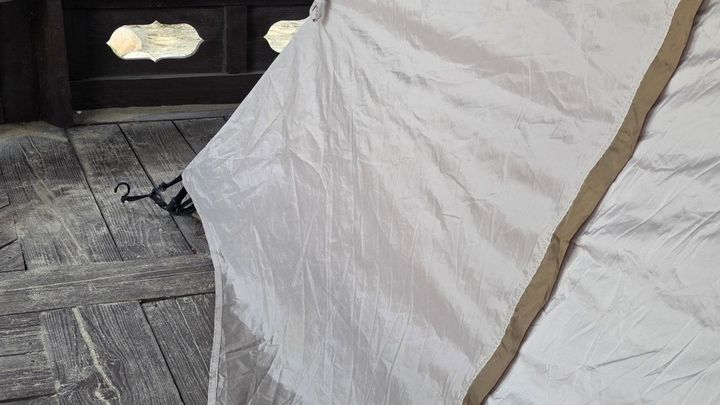 [뉴시스] 정자 바닥에 나사못을 받아 텐트를 고정해둔 모습. (사진=보배드림 갈무리) *재판매 및 DB 금지