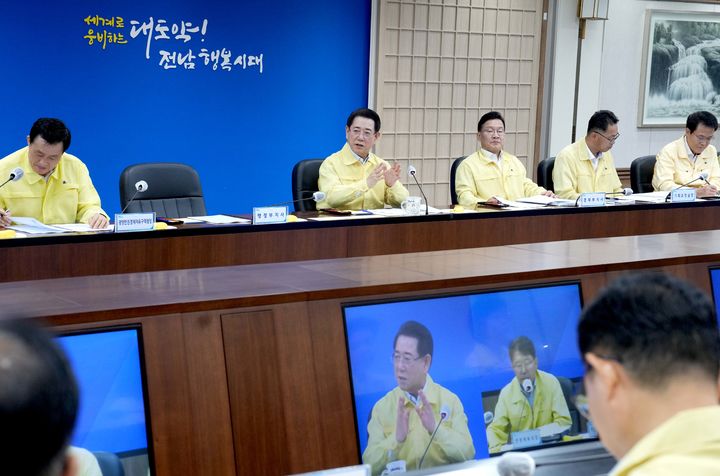 [무안=뉴시스] 김영록 전남지사가 19일 도청 서재필에서 실국장 정책회의를 주재하고 있다. (사진 제공 = 전남도). 2025.08.19. photo@newsis.com *재판매 및 DB 금지