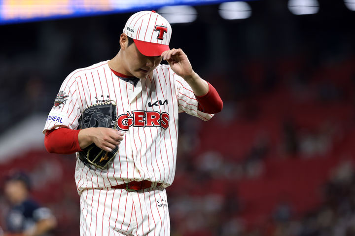 [서울=뉴시스]프로야구 KIA 타이거즈 전상현이 지난달 30일 광주-기아 챔피언스필드에서 펼쳐진 2025 신한 쏠뱅크 KBO리그 삼성 라이온즈와의 경기에 등판한 뒤 마운드를 내려가고 있다. 2025.08.19. (사진=KIA 타이거즈 제공) *재판매 및 DB 금지