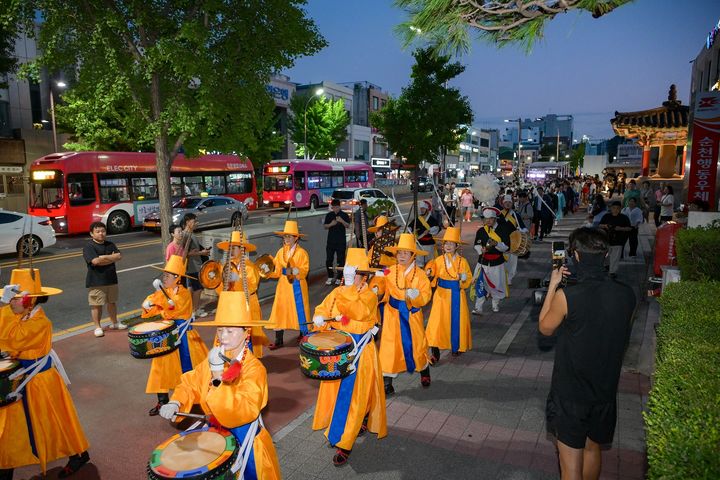 [순천=뉴시스] 제42회 순천팔마문화제 행사에서 취타대를 시작으로 노관규 순천시장, 유관기관장, 시민대표가 함께 팔마비에서 행진을 하고 있다. (사진=순천시 제공) 2025.08.19. photo@newsis.com *재판매 및 DB 금지