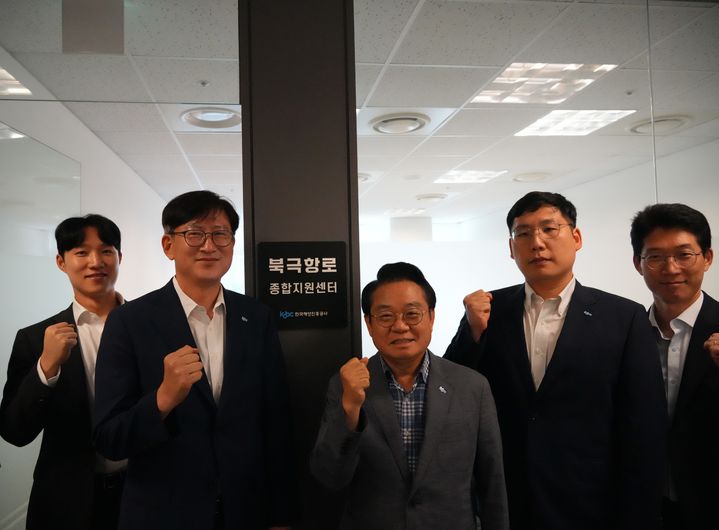 [부산=뉴시스] 19일 안병길 한국해양진흥공사 사장(가운데)과 임직원들이 '북극항로 종합지원센터' 신설을 기념하며 사진 촬영을 하고 있다. (사진=한국해양진흥공사 제공) 2025.08.19. photo@newsis.com *재판매 및 DB 금지