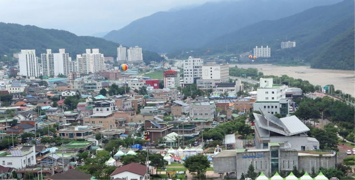 [인제=뉴시스] 19일 인제군(군수 최상기)은 정부의 ‘세컨드 홈’ 세제지원 대상지역 포함 관련, 정주 여건 개선 사업을 적극 추진할 계획임을 밝혔다. 사진은 인제읍 전경. 인제군 제공. *재판매 및 DB 금지