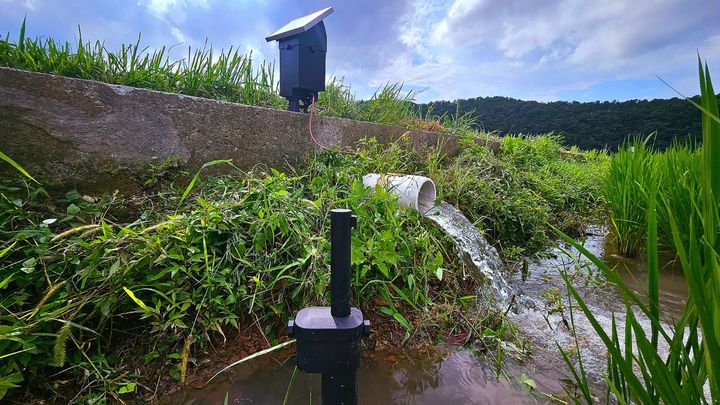 [진주=뉴시스] 경남도농업기술원(경남농기원)은 2년간의 연구 끝에 스마트폰으로 원격 개폐가 가능한 '스마트 물꼬'를 개발해 현장 실증을 거쳐 농가에 보급할 계획이라고 19일 밝혔다. (사진=경남농업기술원 제공) 2025.08.19. photo@newsis.com *재판매 및 DB 금지