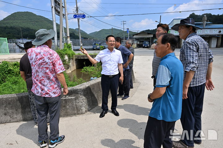 [완주=뉴시스] 김재천 완주군의회 부의장(가운데)이 완주군 화산면 용수·하용·번대마을을 차례로 방문해 농업용수 확보와 수로 관리 문제 해결을 위한 현장 소통 간담회를 열고 주민들의 애로사항을 직접 청취하고 있다. (사진= 완주군의회 제공) *재판매 및 DB 금지