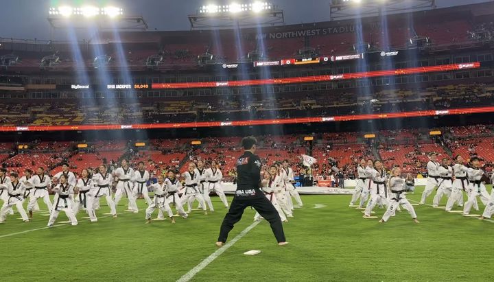 [서울=뉴시스] 19일(한국 시간) 미국 워싱턴DC 노스웨스트 스타디움에서 공연을 펼친 '내일은 태권왕' 1기 멤버. (사진 = 대한태권도협회 제공) *재판매 및 DB 금지