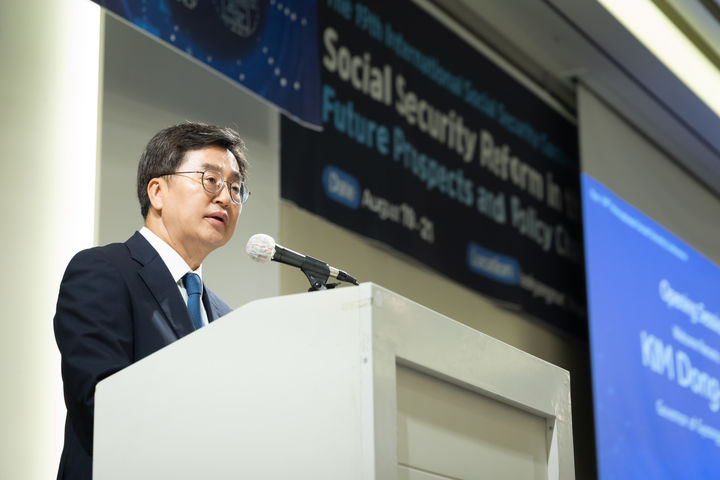 [수원=뉴시스] 19일 오전 연세대학교 백양누리에서 열린 제19회 국제 사회보장 학술대회 개막식에서 김동연 지사가 환영사를 하고 있다. (사진=경기도 제공) 2025.08.19. photo@newsis.com *재판매 및 DB 금지