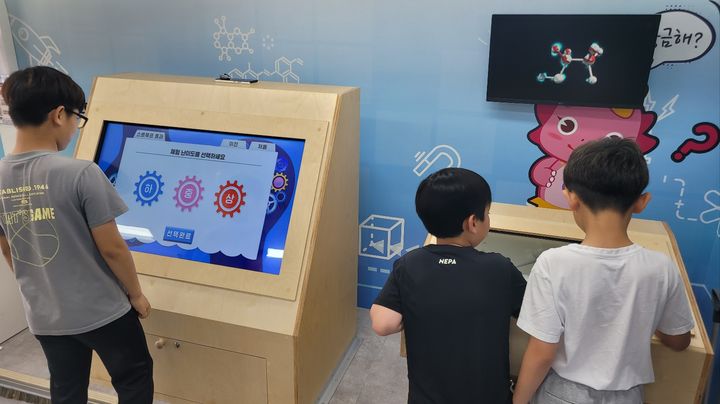 [진주=뉴시스]경남과학교육원, 남해 지족초등학교 이동과학관 체험.(사진=경남과학교육원 제공).2025.08.19.photo@newsis.com *재판매 및 DB 금지