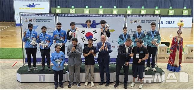 [서울=뉴시스]시상대 오른 한국 남자 주니어 공기권총 대표팀. (사진=대한사격연맹 제공)
