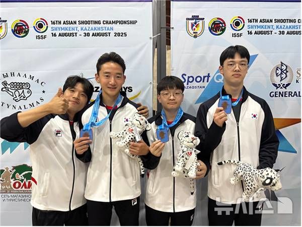 [서울=뉴시스]단체전 동메달을 딴 공기권총 남자 유소년팀. (사진=대한사격연맹 제공)