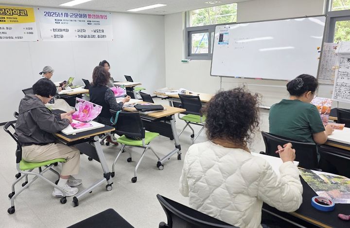 [함양=뉴시스] 함양문화원 문화학교에 참여한 수강생들이 수채화 수업을 받고 있다. (사진=함양군 제공) 2025. 08. 19. photo@newsis.com *재판매 및 DB 금지