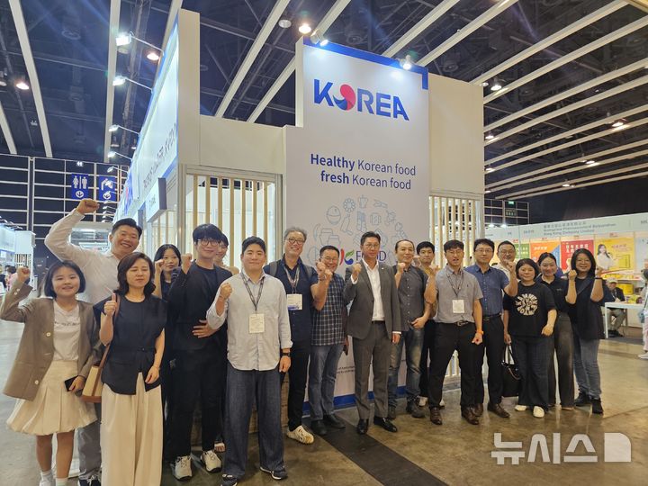 [전주=뉴시스] 8월14일부터 18일까지 홍콩 컨벤션센터(HKCEC)에서 열린 아시아 최대 규모 식품 전문 전시회 'HKTDC Food Expo 2025'에 참가한 전북 관계자 등이 기념촬영을 하고 있다. (사진= 전북바이오융합산업진흥원 제공) *재판매 및 DB 금지