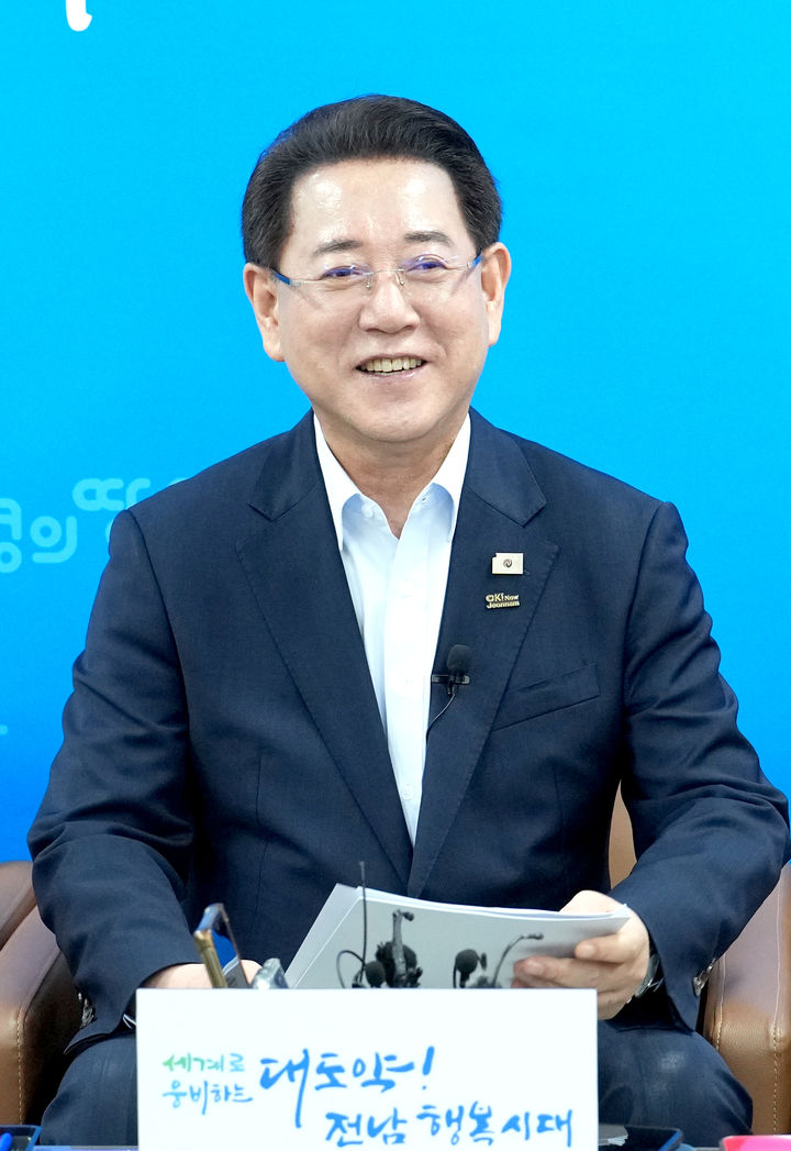 [무안=뉴시스] 김영록 전남지사가 19일 오후 도청 기자실에서 기자간담회를 열어 새 정부 국정과제에 발맞춘 지역 발전 전략을 제시하고 있다. (사진 제공 = 전남도). 2025.08.19. photo@newsis.com *재판매 및 DB 금지