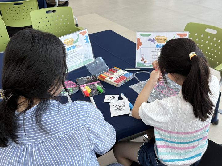[진주=뉴시스]국립저작권박물관, 달걀·미키마우스 열쇠고리 만들기 체험.(사진=저작권박물관 제공).2025.08.19.photo@newsis.com *재판매 및 DB 금지